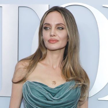 Angelina Jolie u haljini Ateliera Versace na Tonyjima 2024. - 2