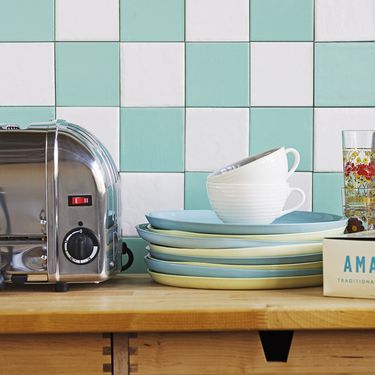 Tirkizni detalji sjajni su i na pločicama