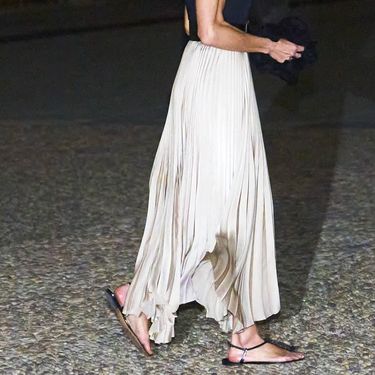 Kraljica Letizia  u plisiranoj zlatnoj suknji