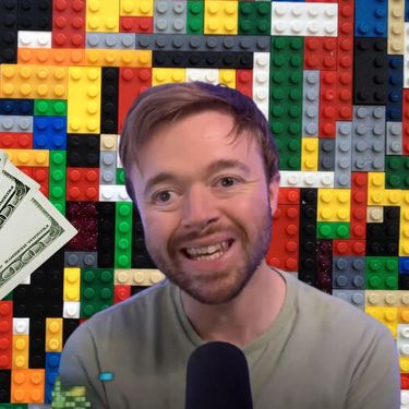 Shane O'Farrel i novac na pozadini od Lego kockica