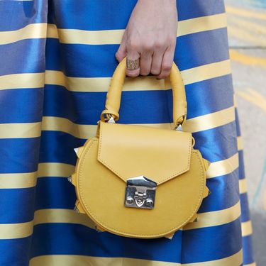 Žena u prugastoj suknji