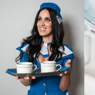 Stjuardesa poslužuje piće i kako stoji u zrakoplovu