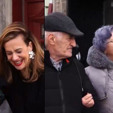 Stariji par kako odgovora na pitanja pri intervjuu na ulici