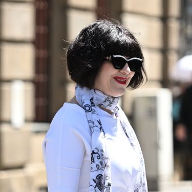 Mirela Holy u bijeloj kombinaciji