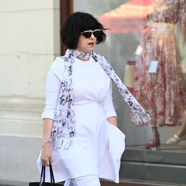 Mirela Holy u bijeloj kombinaciji