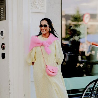 Haljina i tenisice u street style izdanju s Tjedna mode