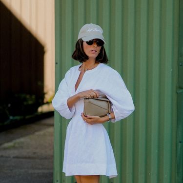 Haljina i tenisice u street style izdanju s Tjedna mode