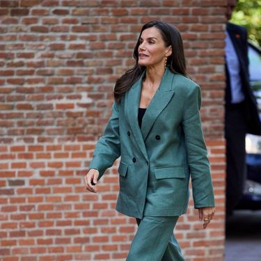 Kraljica Letizia u lanenom odijelu i Mary Jane cipelama