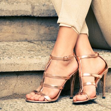 Žena u sandalama s visokom potpeticom