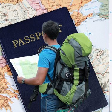 Karta Europe i turist s kartom u rukama i ruksakom na leđima