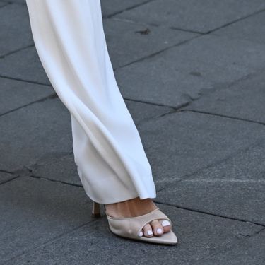 Ulična moda plavokosa dama u ženstvenom izdanju - 3