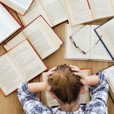 Žena ispred otvorenih knjiga