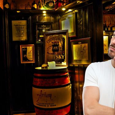 Britanski Pub i muškarac koji razmišlja