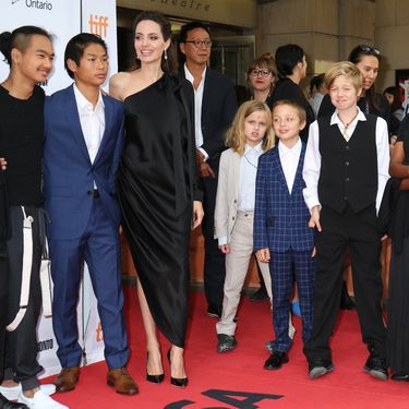 Angelina Jolie s djecom na crvenom tepihu 2017. godine