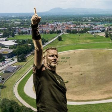 Marko Perković Thompson ispred fotografije zagrebačkog Hipodroma