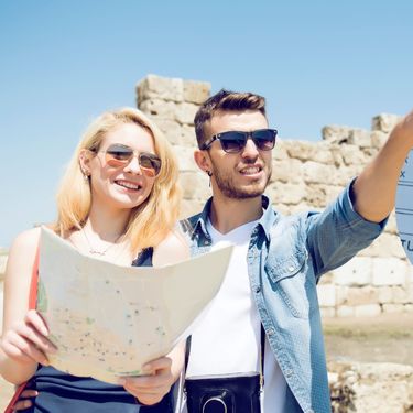 Turisti na moru i račun iz kafića u Vodicama