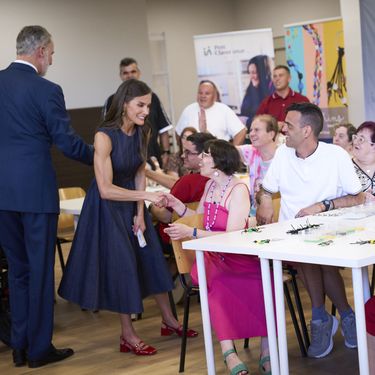 Kraljica Letizia u traper haljini i crvenim cipelama - 2