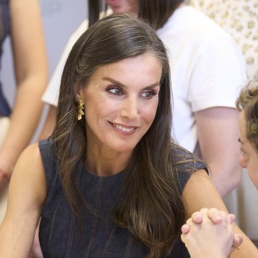 Kraljica Letizia u traper haljini i crvenim cipelama - 5