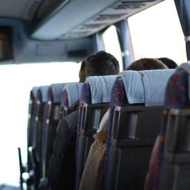 Unutrašnjost autobusa s putnicima