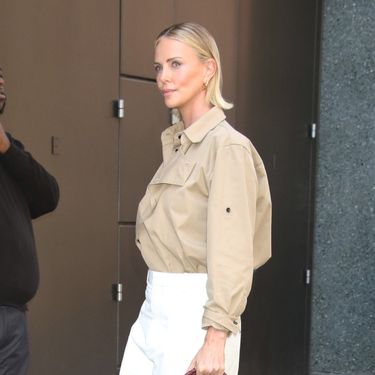 Charlize Theron u širokim bijelim hlačama savršenima za ljeto - 1