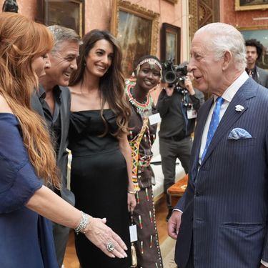 Amal Clooney u Buckinghamskoj palači - 1