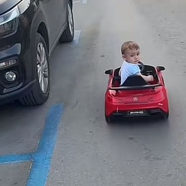 Dječak vozi auto
