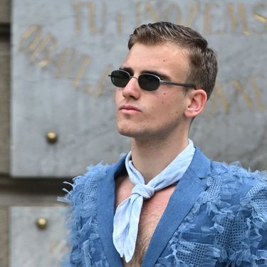 Modno izdanje muškarca u šetnji Zagrebom