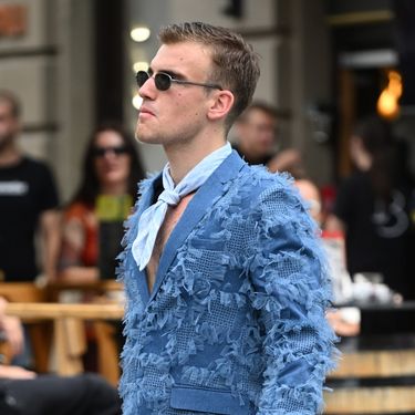 Modno izdanje muškarca u šetnji Zagrebom