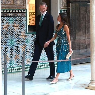 Kraljica je uz haljinu nosila zlatne slingback cipele