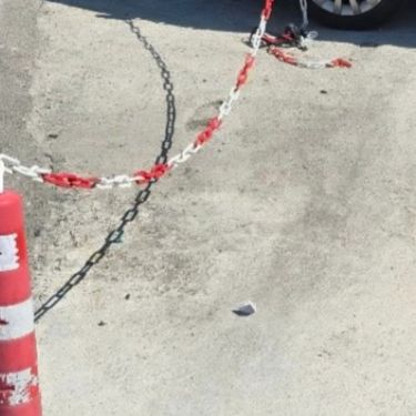 Stupić i lanac na parkingu u Dalmaciji