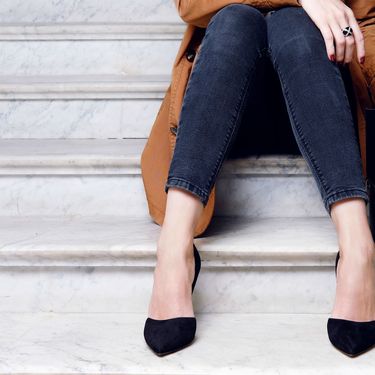 Žena u trapericama i cipelama s potpeticom