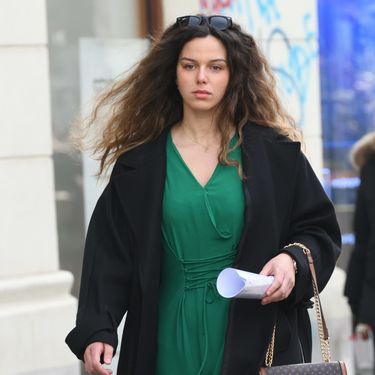 Street style brineta iz centra Zagreba u zelenoj haljini - 1