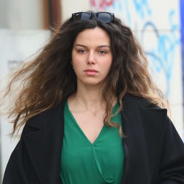 Street style brineta iz centra Zagreba u zelenoj haljini - 2