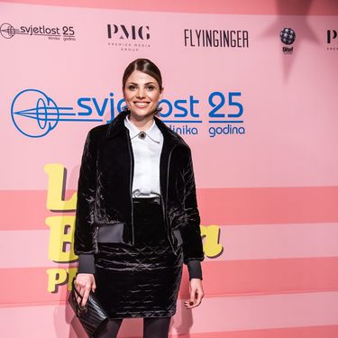 Lejla Filipović u baršunastom kompletu i ELFS kožnatim čizmama