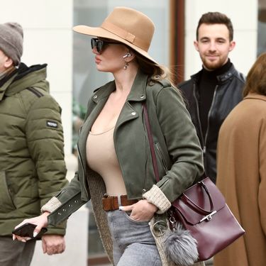 Dramaturginja Tea Matanović na zagrebačkoj špici u poderanim trapericama