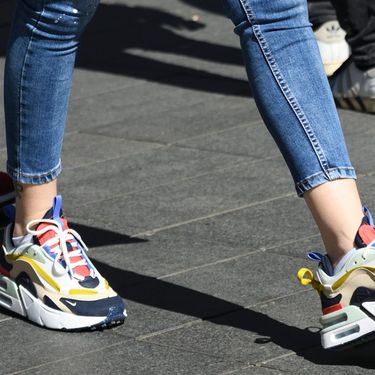 Tenisice s debljim potplatima izdužuju noge