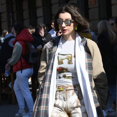 Mlada dama u efektnim cipelama iz zajedničke kolekcije brendova Y/Project i Melissa