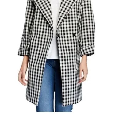 Irena Pecotić nosi karirani kaput brenda Black Tape