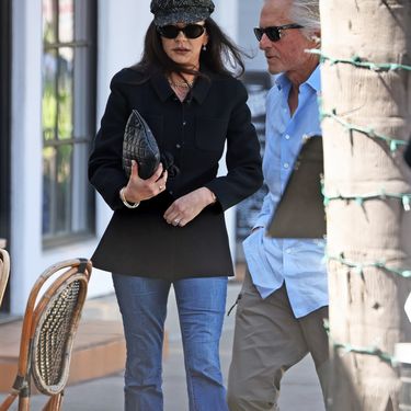 Catherine Zeta-Jones u trapericama na trapez i tenisicama s punom petom brenda Ash - 1