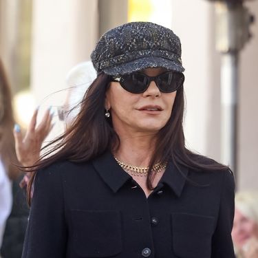Catherine Zeta-Jones u trapericama na trapez i tenisicama s punom petom brenda Ash - 5
