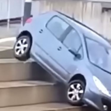 Automobil na stepenicama