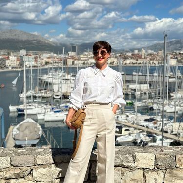 Kombinacija Irene Pecotić u bijeloj košulji s vezom i bež hlačama