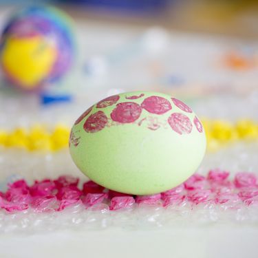 Pisanice ukrašene pucketavom folijom