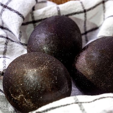 Jaja kuhana u crnom vinu duboke su ljubičaste boje i s predivnim šljokicama
