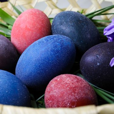 Pisanice kuhane u crnom vinu bit će ljubičaste sa šljokicama, a bijelome možete dodati jestivu boju i tako bilo koju boju prirodno posuti šljokicama