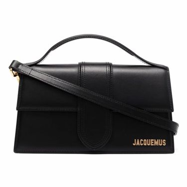 Irena Pecotić nosi torbicu brenda Jacquemus, model Le Grand Bambino