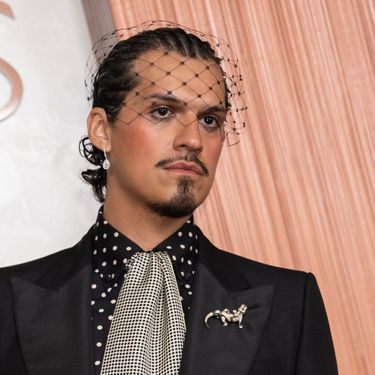 Omar Apollo s mrežastim velom modne kuće Valentino