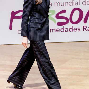 Kraljica Letizia u odijelu na pruge