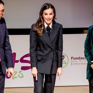 Kraljica Letizia u odijelu na pruge