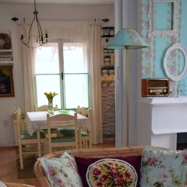 Snježana Seleš iz Osijeka umjesto tapeta na zid dnevnog boravka zalijepila je cvjetne salvete - 11